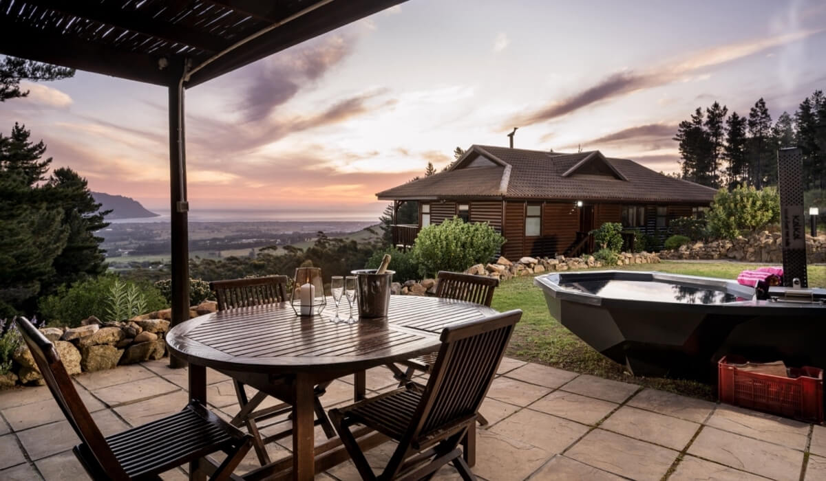 Ezantsi Lodge at Lalapanzi Lodge with private garden, hot tub and scenic mountain views.